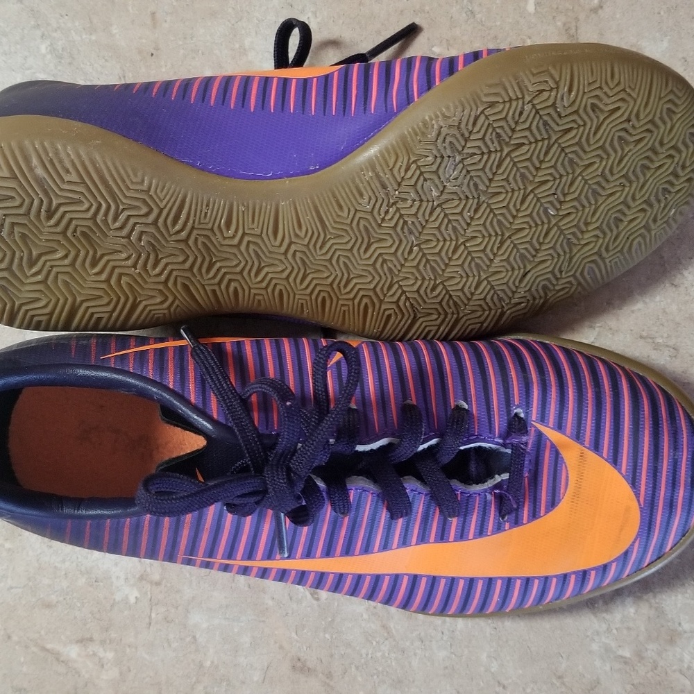 Indoor soccer shoes size 1. 5 youth